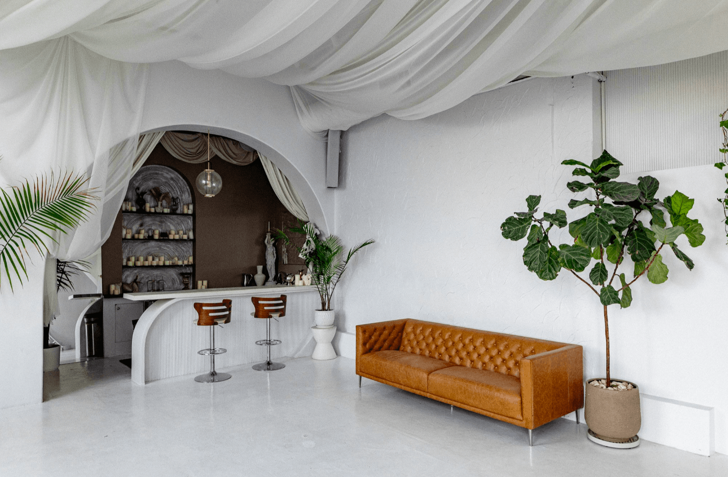 Atmosfera Astoria event space with high ceilings and a minimalist interior