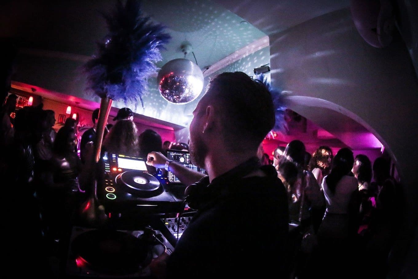 Kind Regards - Upstairs Lounge image 2